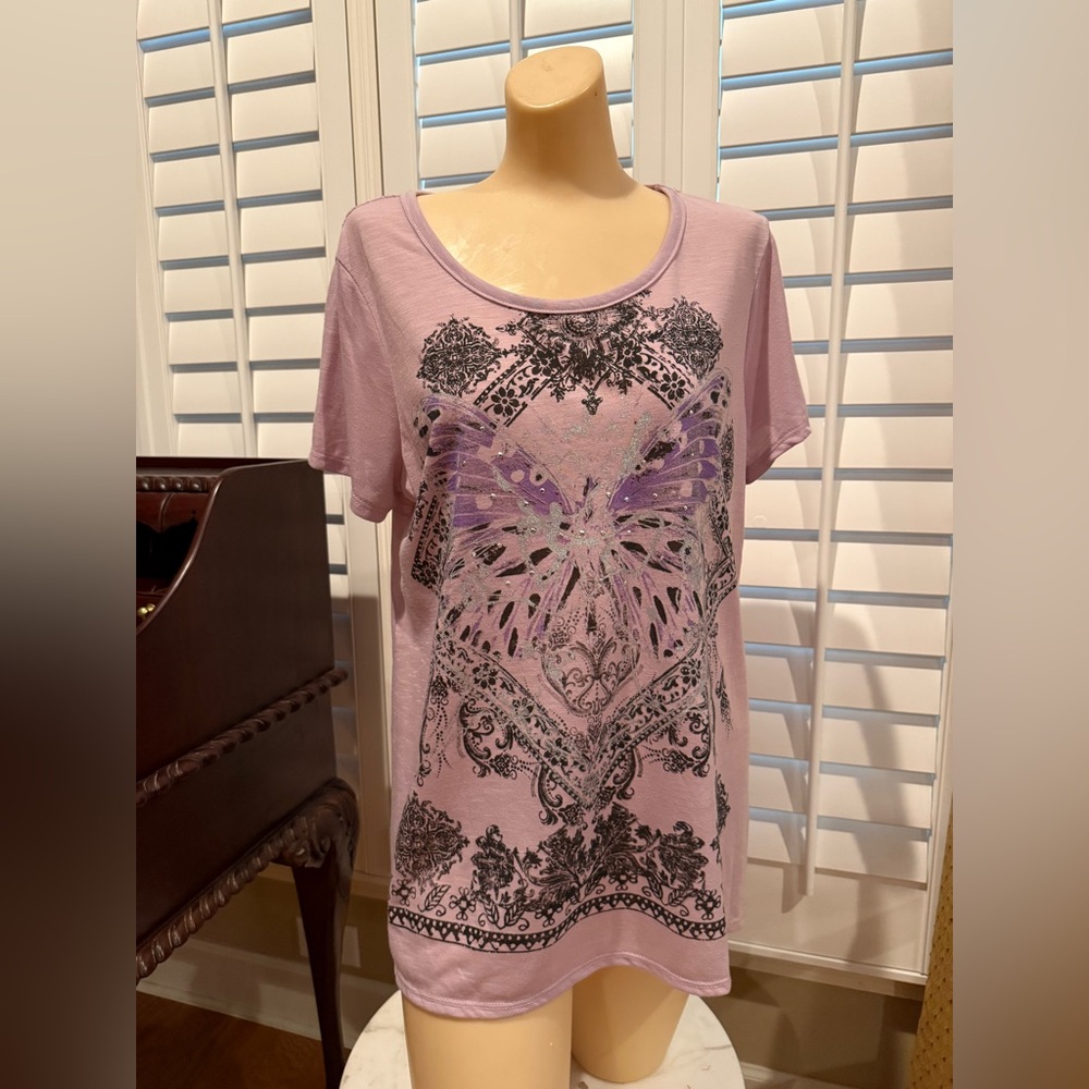 Butterfly Graphic Tee in lavender with matching lace and short sleeves